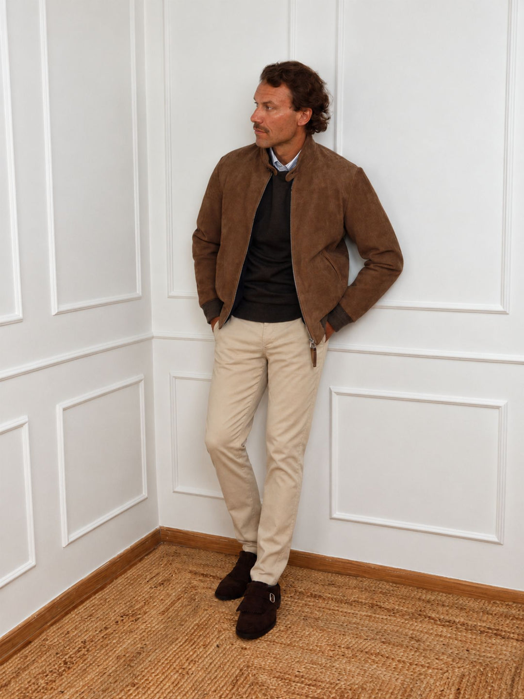 Giacca uomo marrone scamosciata con colletto e zip, con maglia nera e pantaloni beige