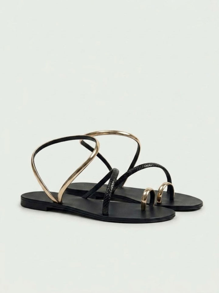 Sandalo infradito nero con dettagli metallici oro