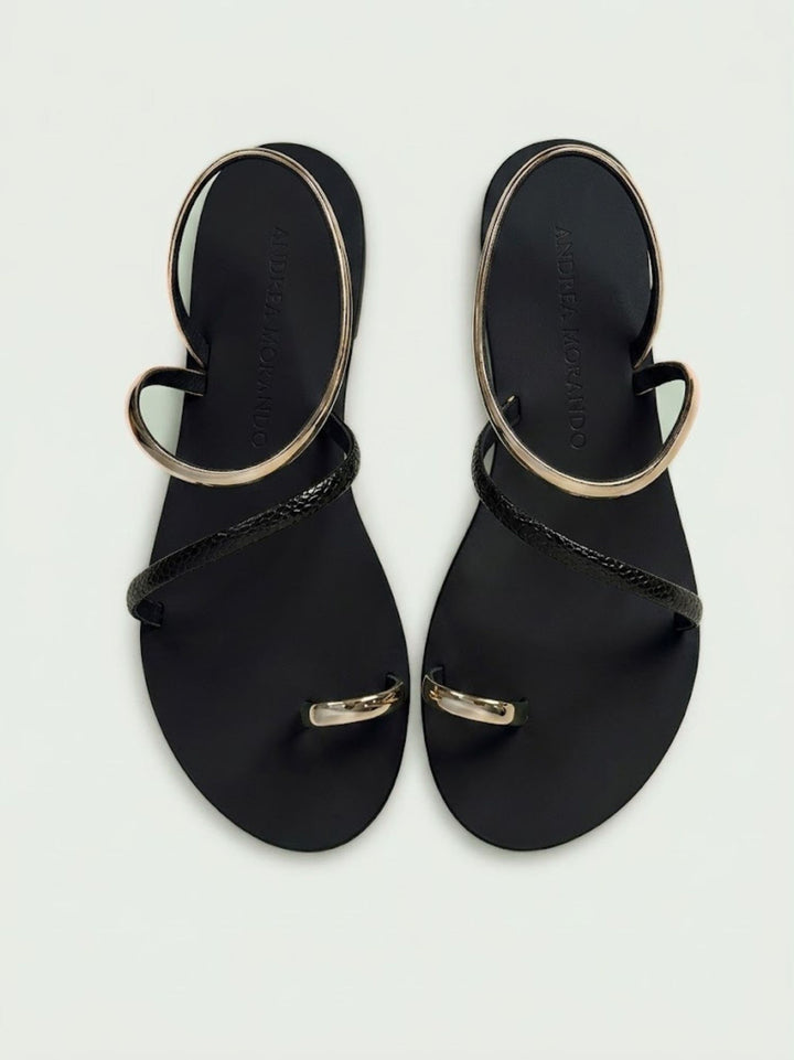 Sandalo infradito nero con dettagli metallici oro