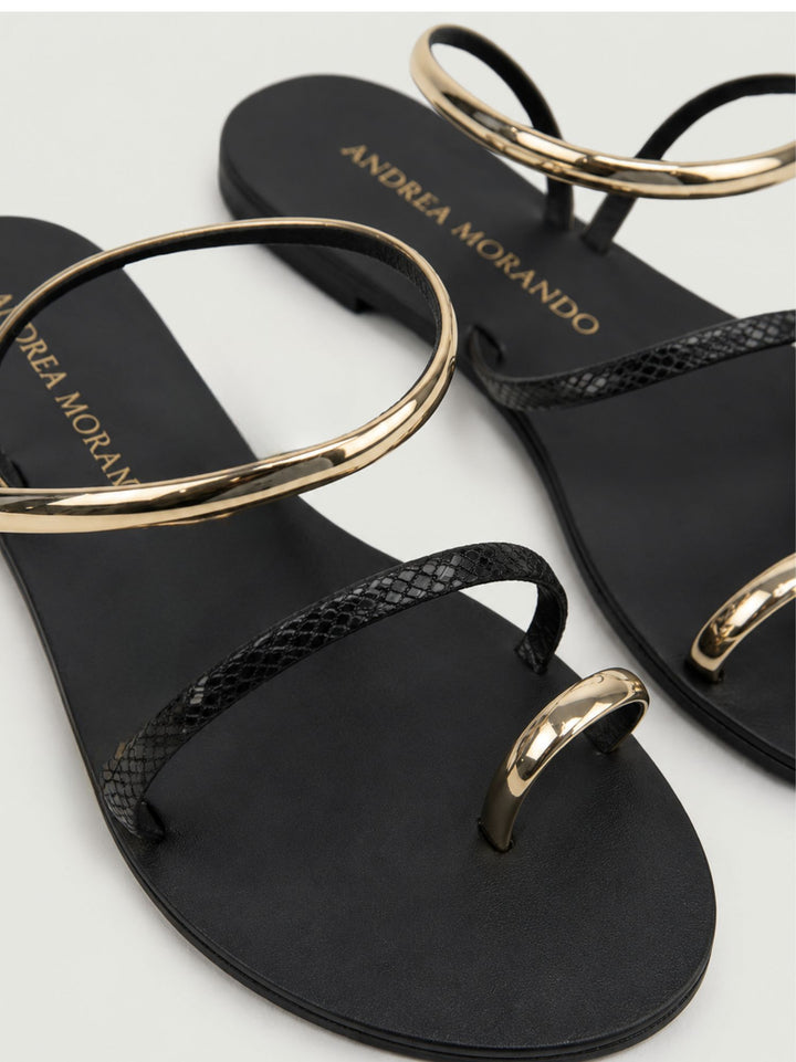 Sandalo infradito nero con dettagli metallici oro