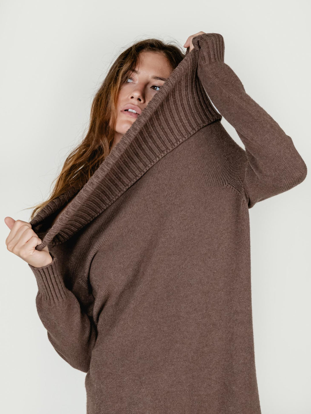 ABITO CORTO IN MAGLIA MARRONE