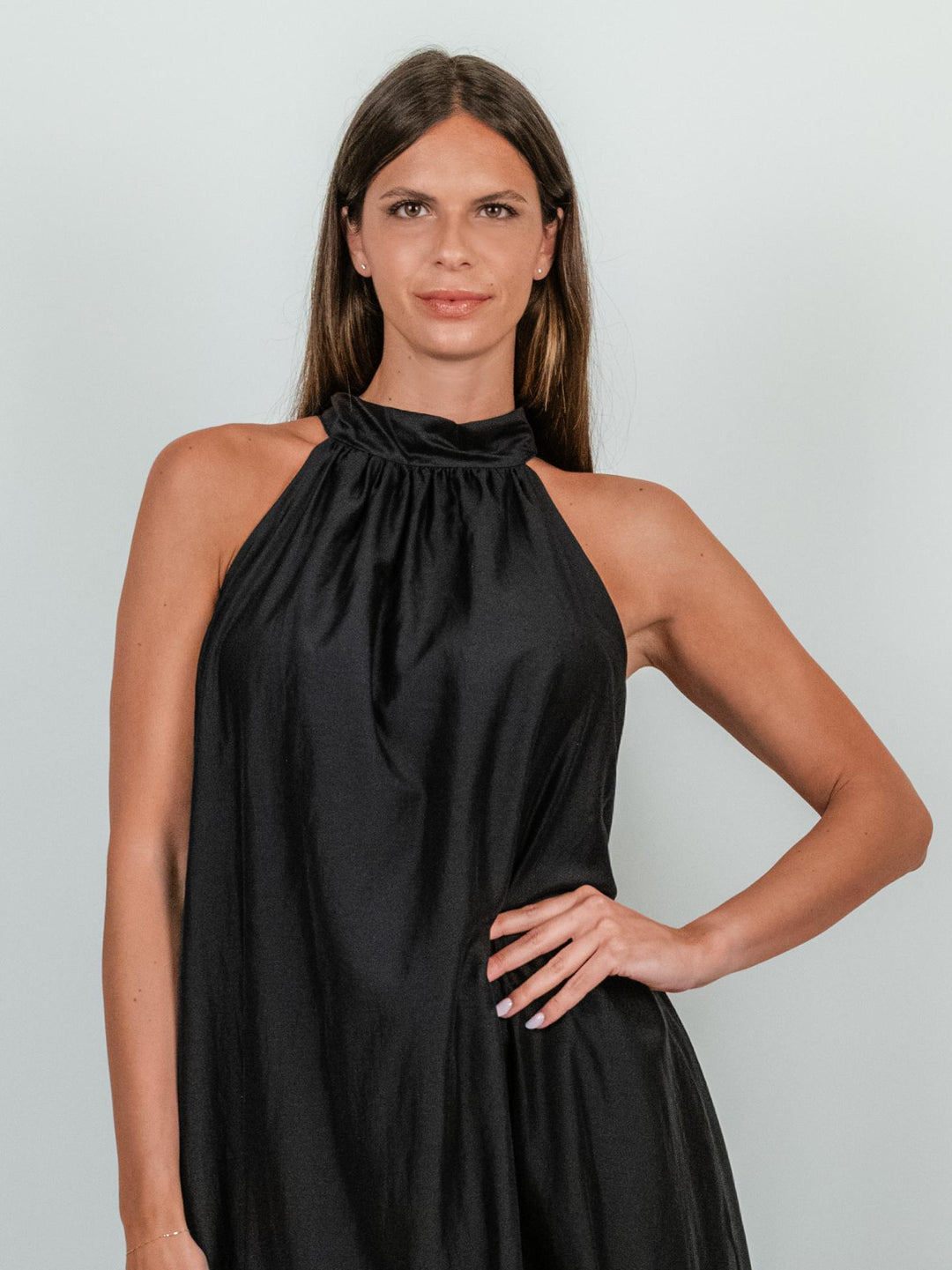 ABITO LUNGO CON SCOLLO HALTER NERO