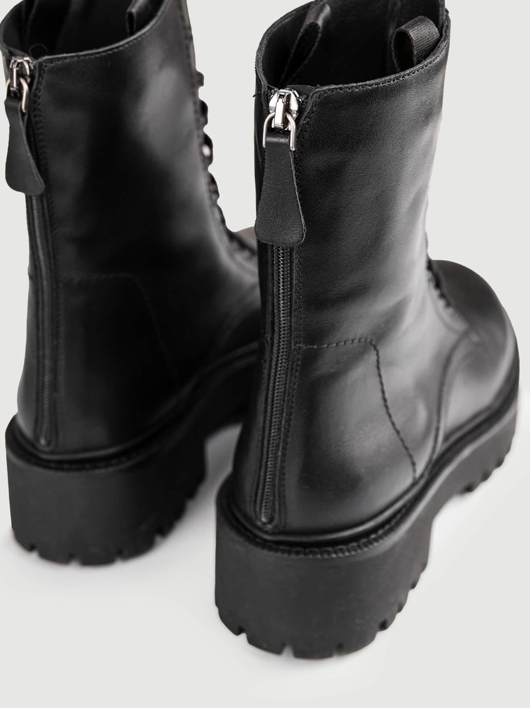 ANFIBIO IN PELLE CON ZIP POSTERIORE