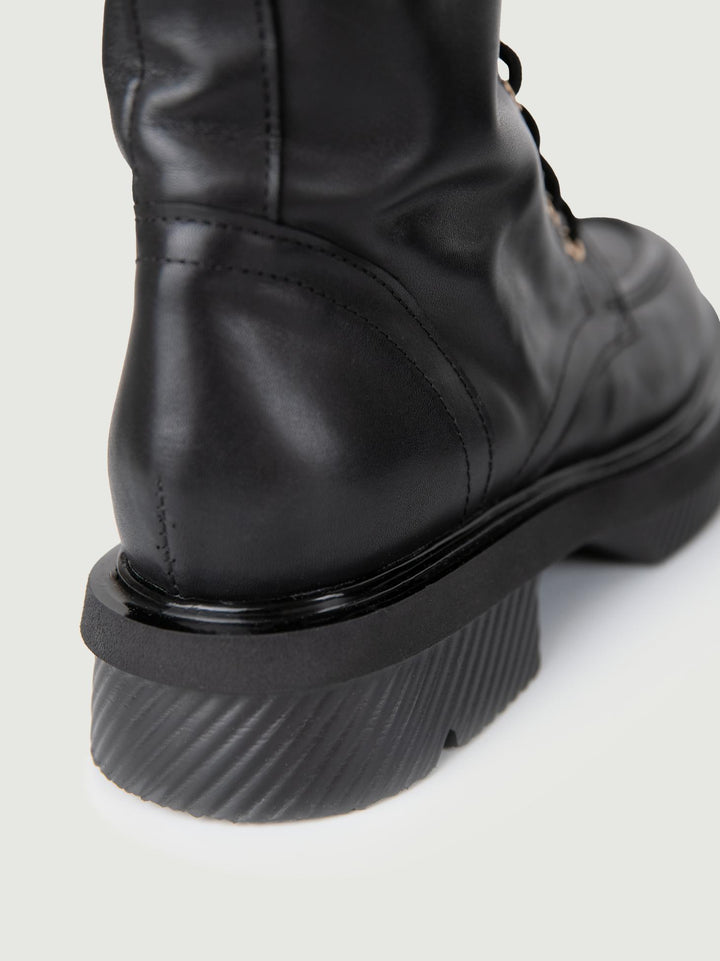 ANFIBIO IN PELLE NERA