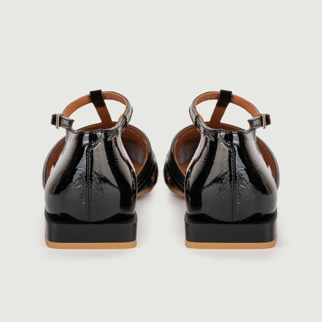 BALLERINE IN VERNICE NERA CON LACCETTO A T