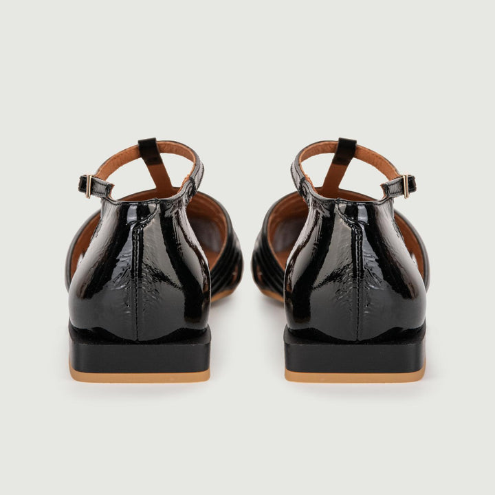 BALLERINE IN VERNICE NERA CON LACCETTO A T