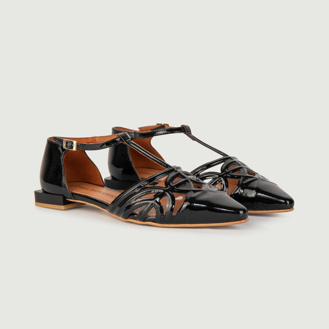 BALLERINE IN VERNICE NERA CON LACCETTO A T