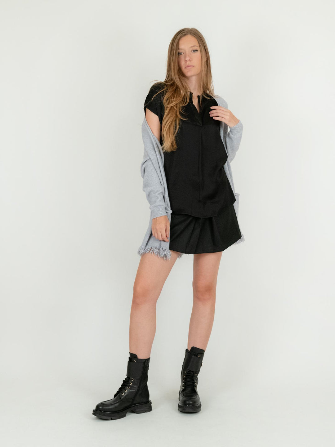 BLUSA A MANICA CORTA IN RASO NERO