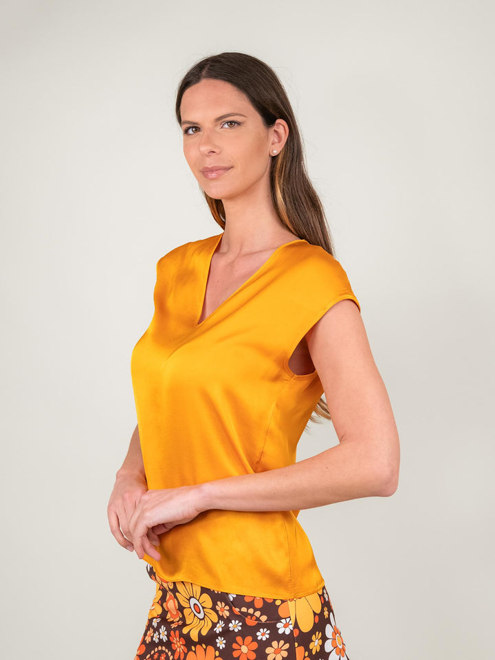 BLUSA CON SCOLLO A V E MANICA CORTA IN RASO ARANCIO
