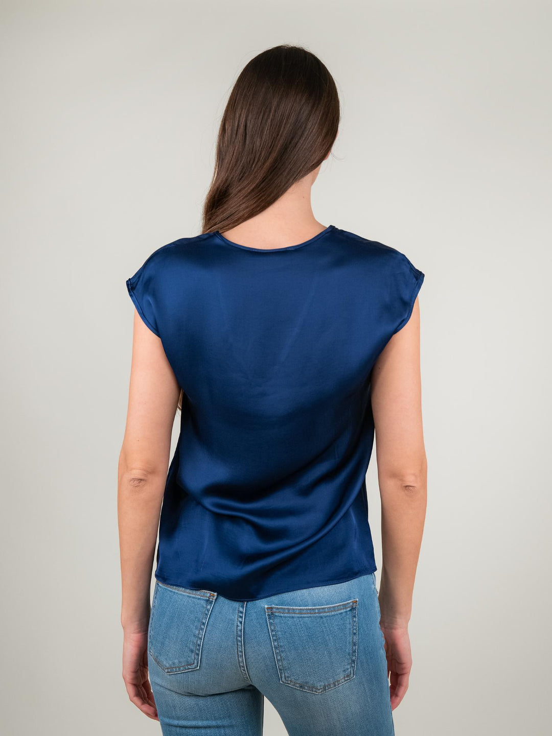 BLUSA CON SCOLLO A V E MANICA CORTA IN RASO BLU