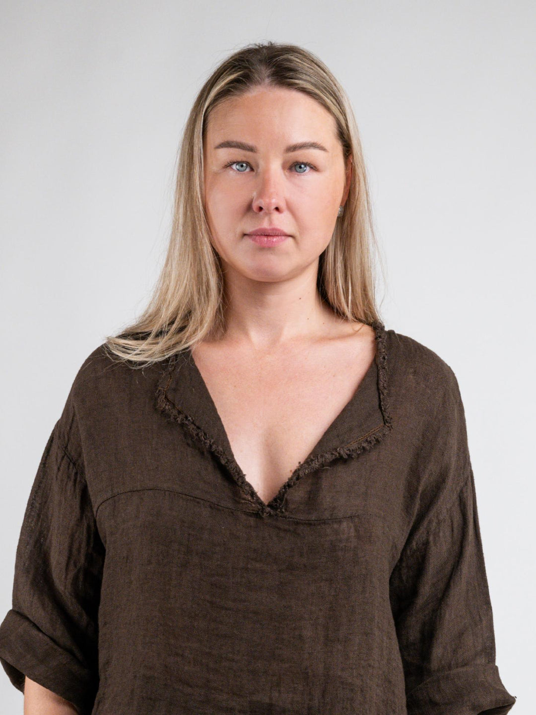 BLUSA OVERSIZE IN LINO CON COLLO SFRANGIATO MARRONE