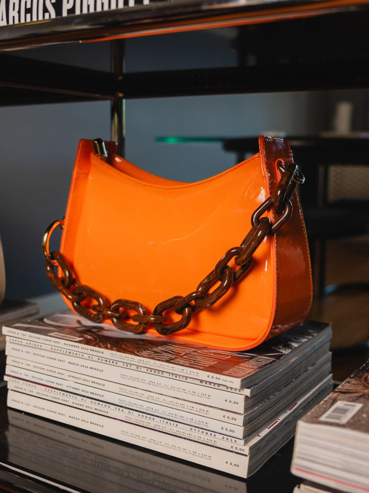 BORSA A SPALLA GLAMMY ARANCIO IN PELLE VERNICE