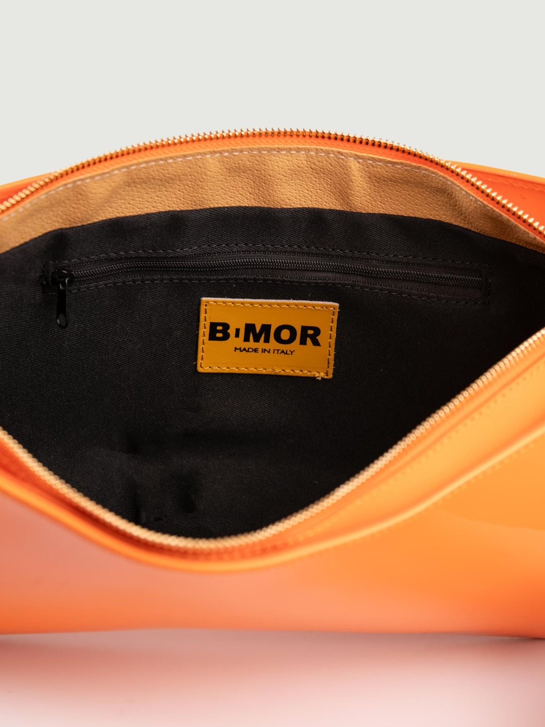 BORSA A SPALLA SEVENTY ARANCIO IN VERNICE