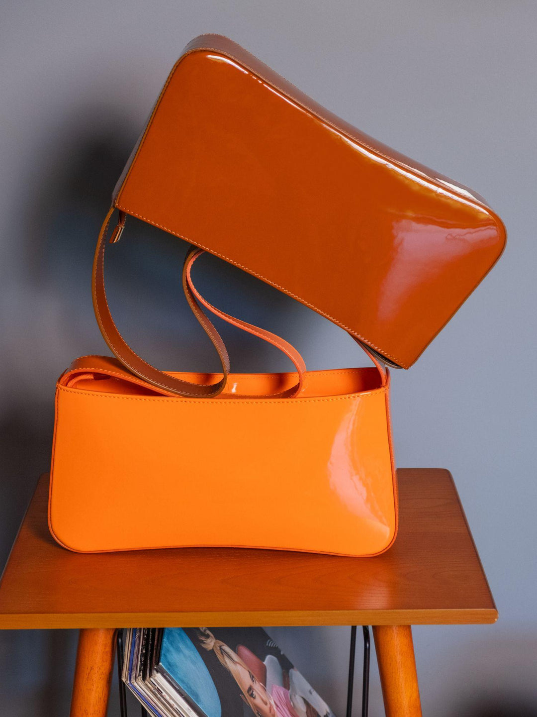 BORSA A SPALLA SEVENTY ARANCIO IN VERNICE