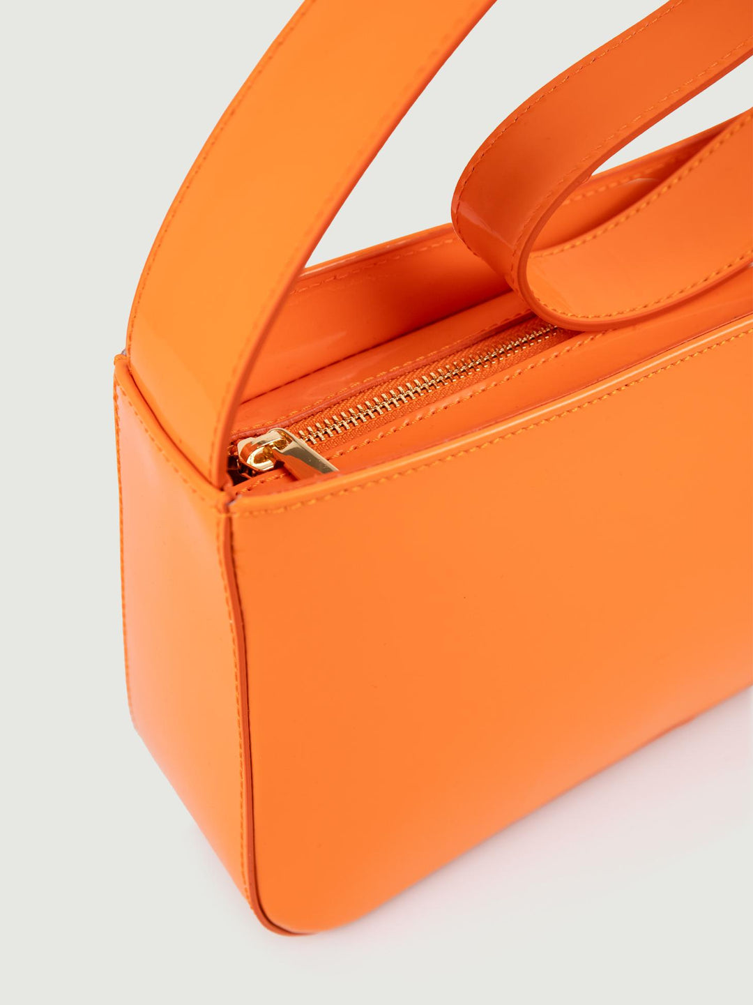 BORSA A SPALLA SEVENTY ARANCIO IN VERNICE