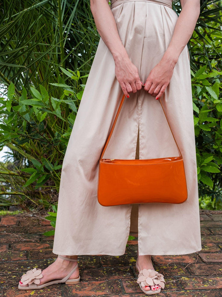 BORSA A SPALLA SEVENTY ARANCIO IN VERNICE