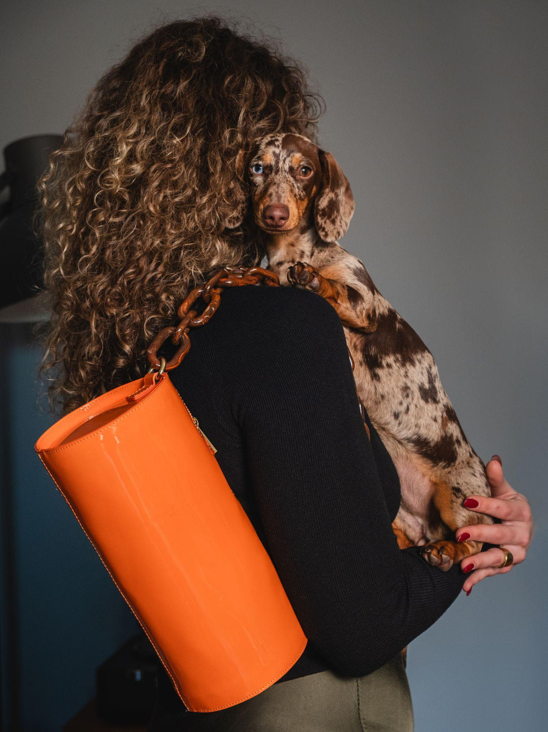 BORSA CILINDRO CIRCULAR ARANCIONE IN PELLE VERNICE