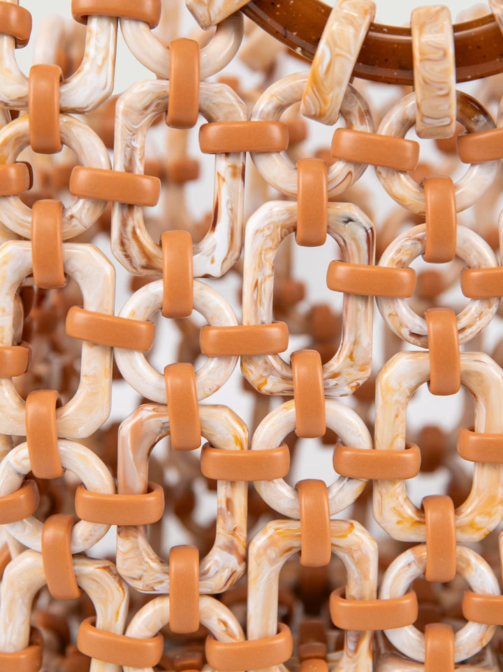 BORSA CON MANICI DOLL IN RESINA MULTICOLOR CARAMELLO