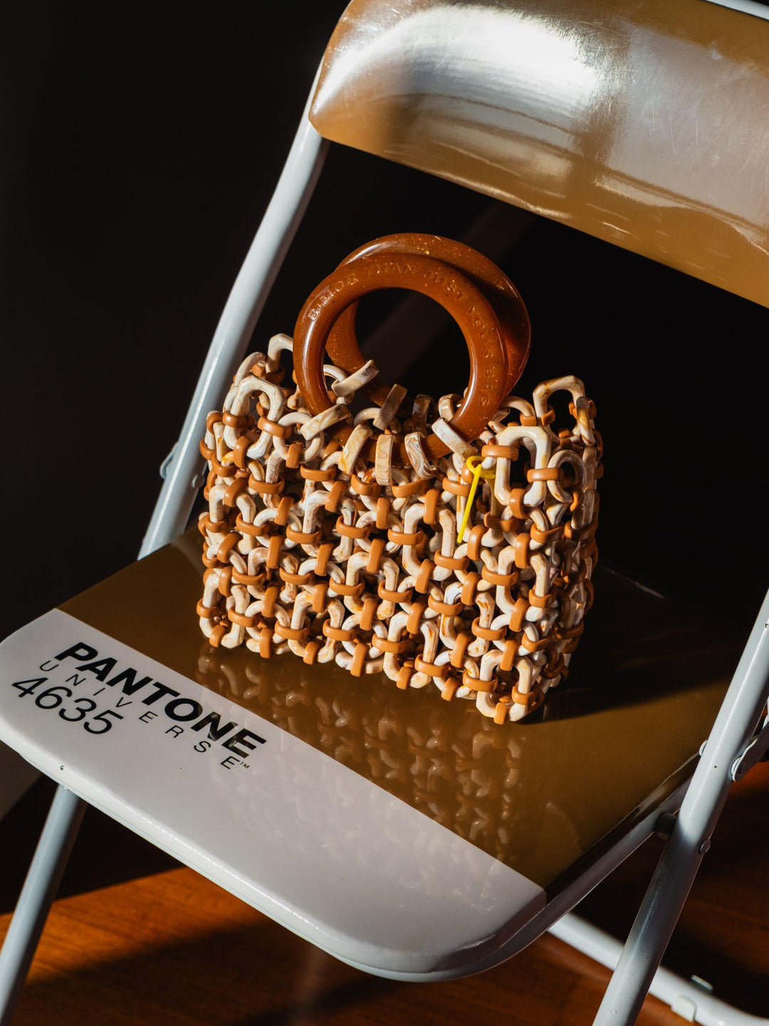 BORSA CON MANICI DOLL IN RESINA MULTICOLOR CARAMELLO