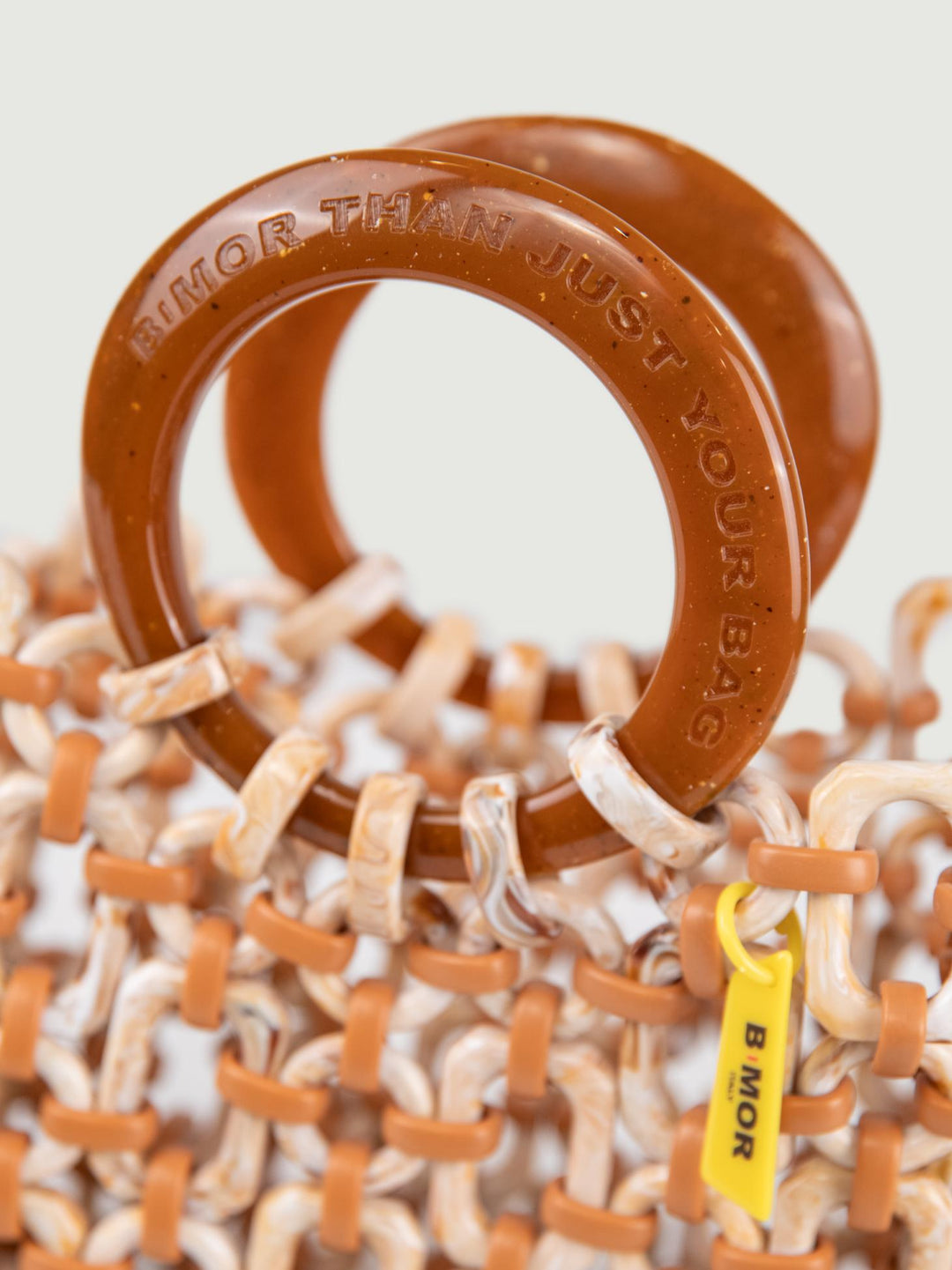 BORSA CON MANICI DOLL IN RESINA MULTICOLOR CARAMELLO