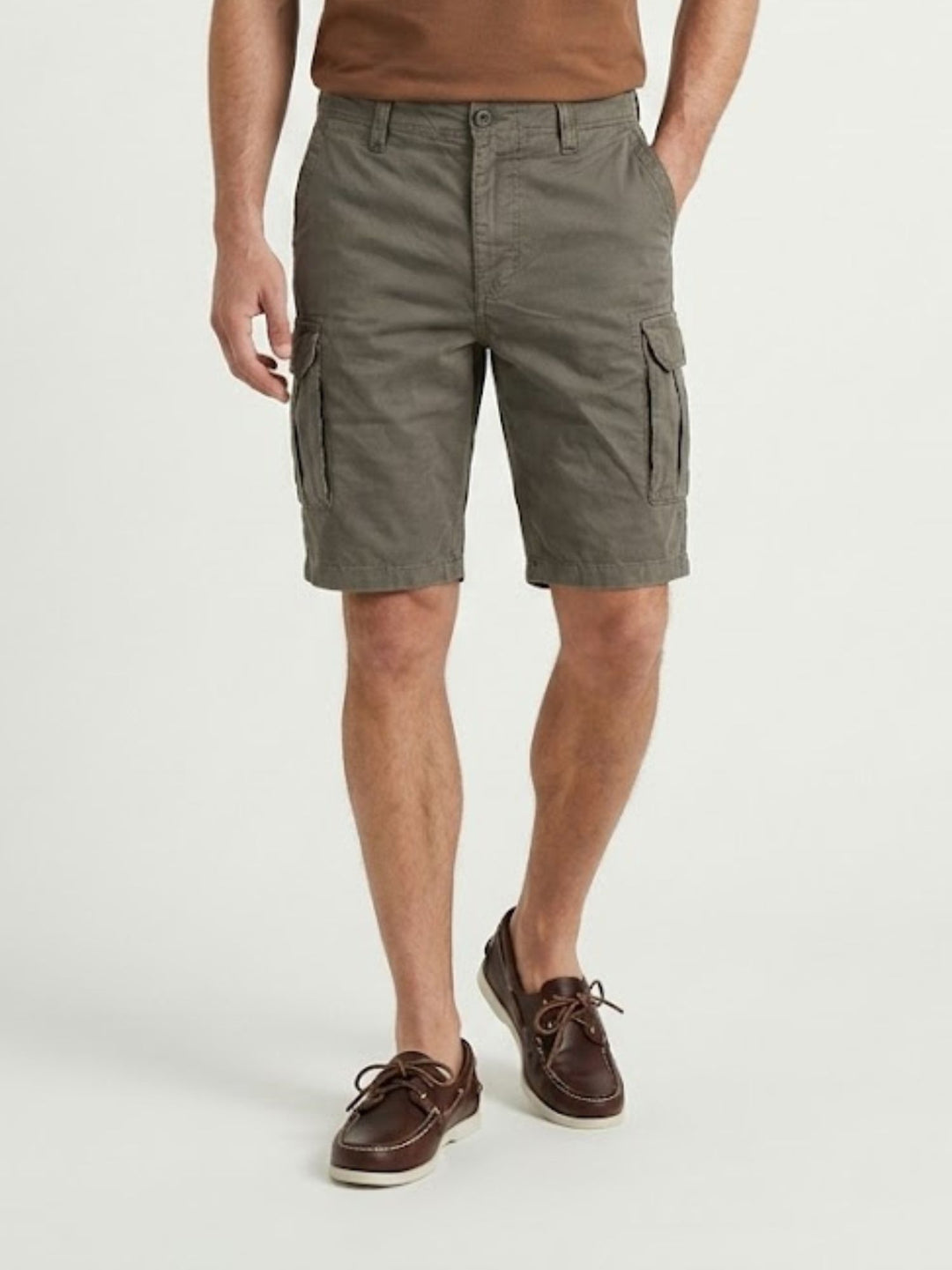 Bermuda cargo in cotone verde militare con tasche laterali e passanti per cintura
