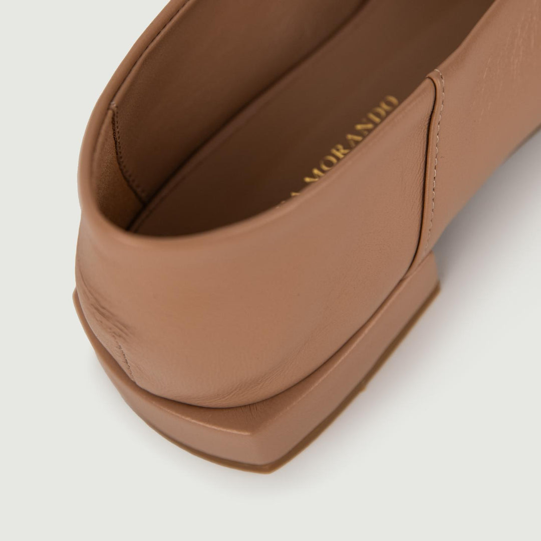 Ballerina in pelle color cuoio con punta squadrata