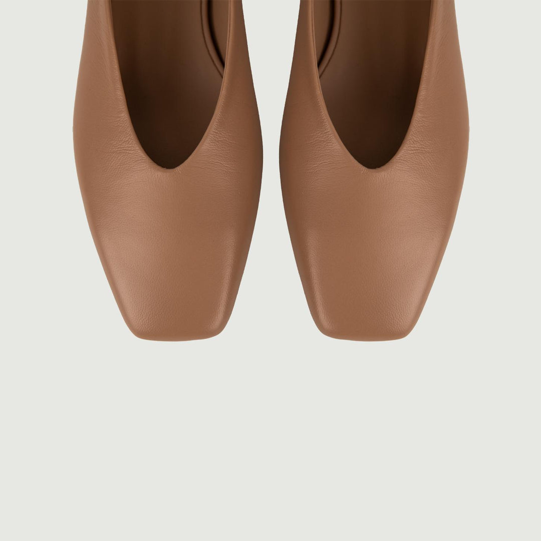 Ballerina in pelle color cuoio con punta squadrata