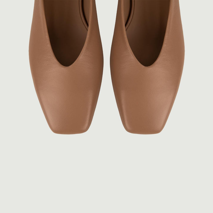 Ballerina in pelle color cuoio con punta squadrata