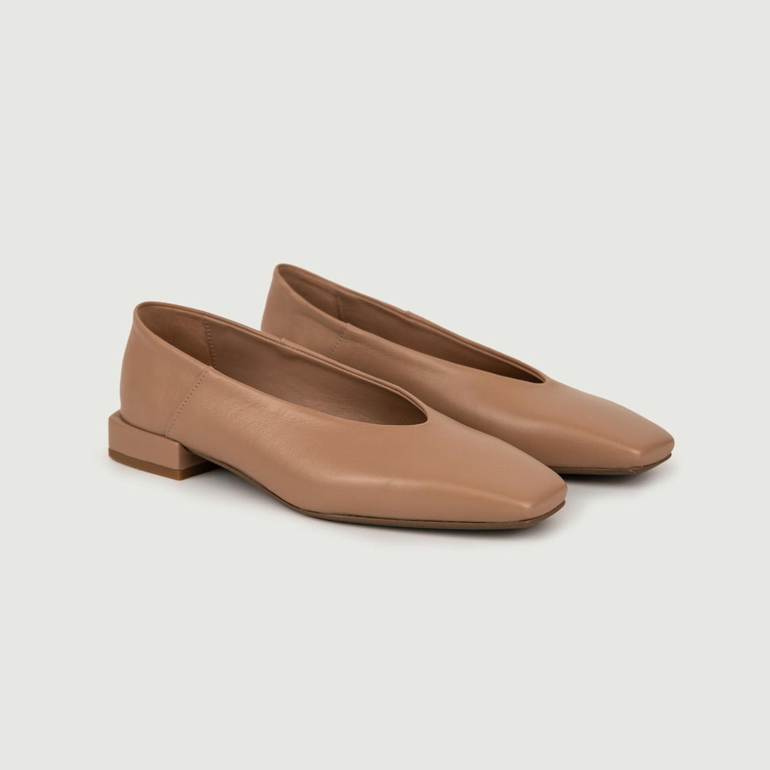 Ballerina in pelle color cuoio con punta squadrata