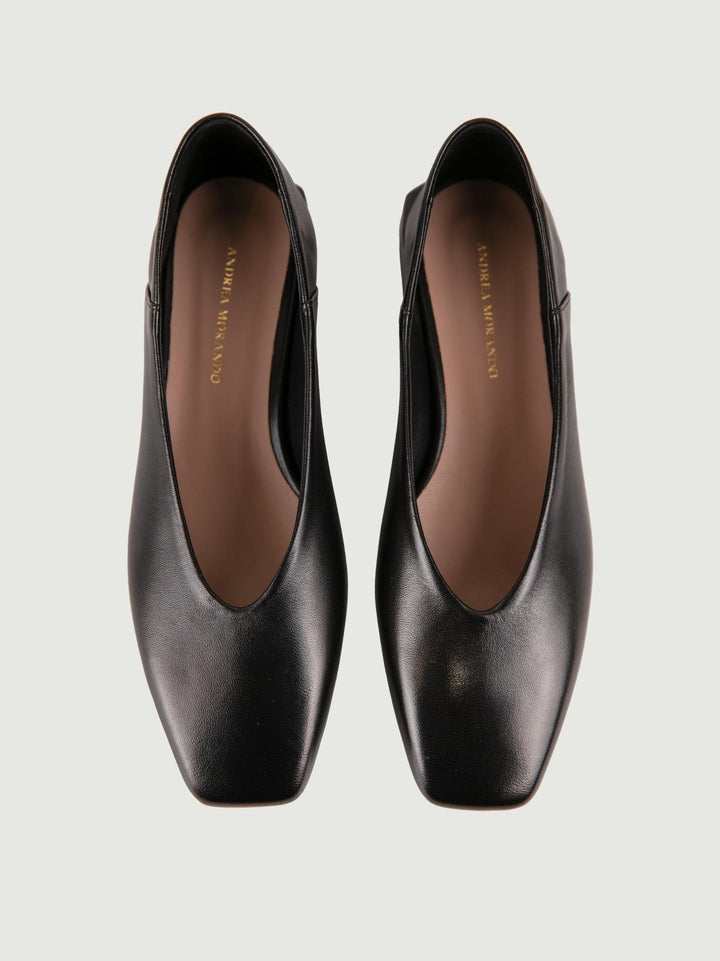 Ballerina in pelle nera con punta squadrata