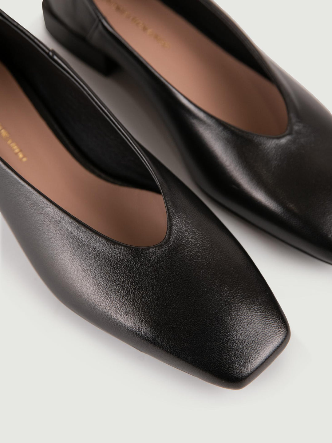 Ballerina in pelle nera con punta squadrata