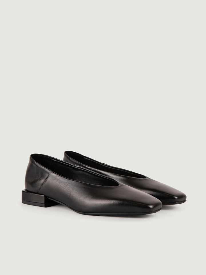 Ballerina in pelle nera con punta squadrata