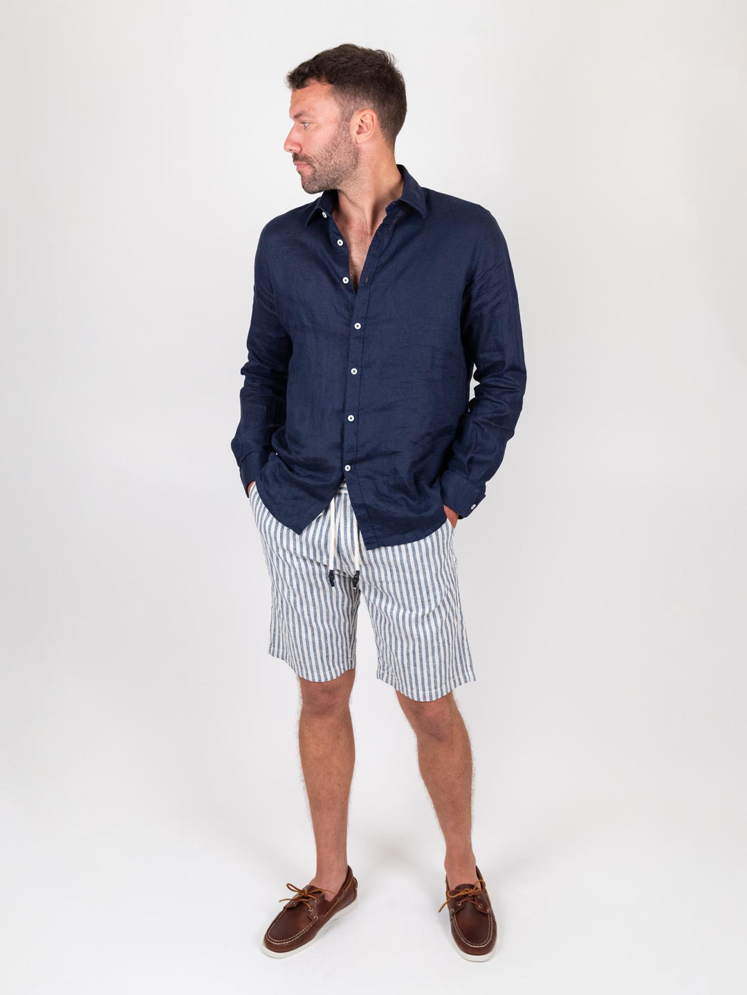 Bermuda a maxi righe blu in misto lino e cotone