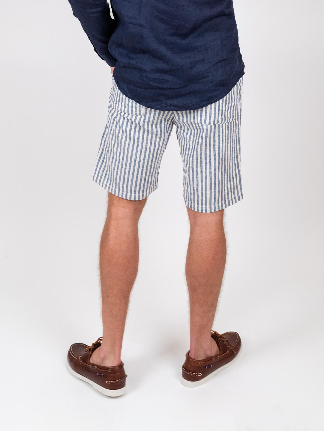 Bermuda a maxi righe blu in misto lino e cotone