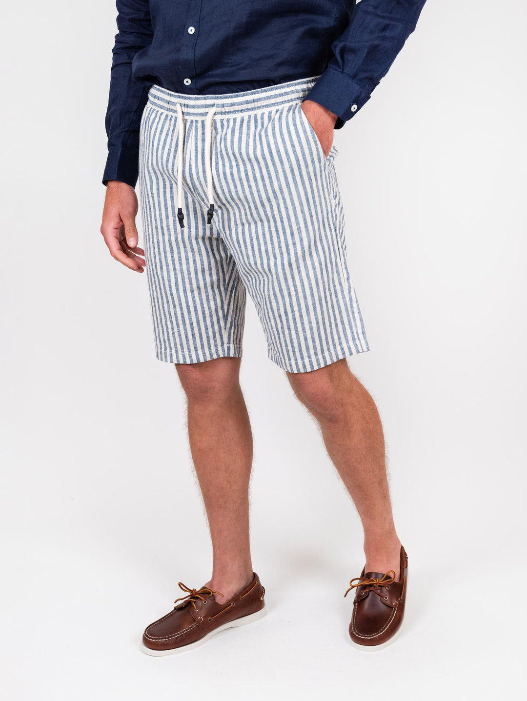Bermuda a maxi righe blu in misto lino e cotone