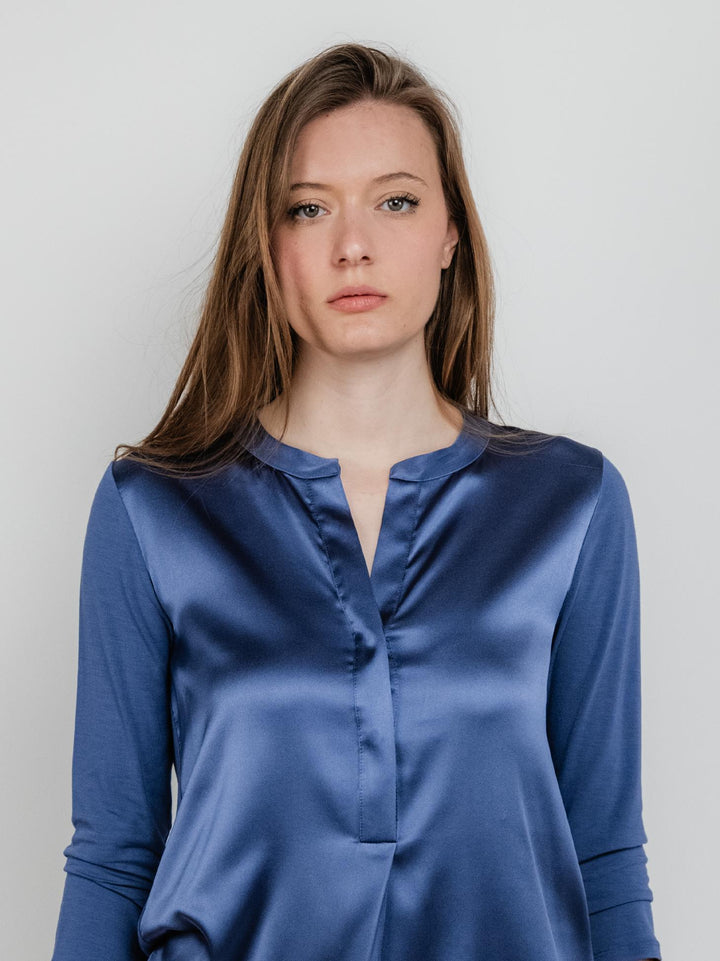 Blusa in seta bluette