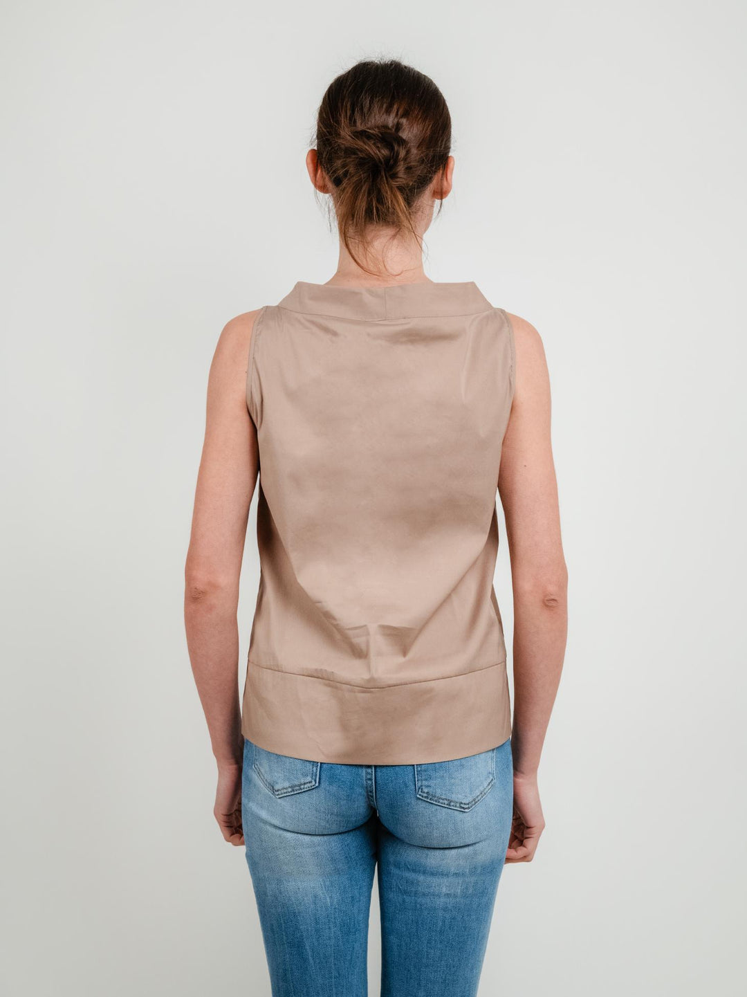 Blusa smanicata cammello