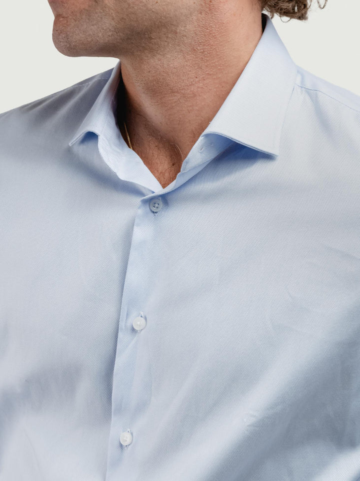 CAMICIA CELESTE CON MICROFANTASIA BIANCA