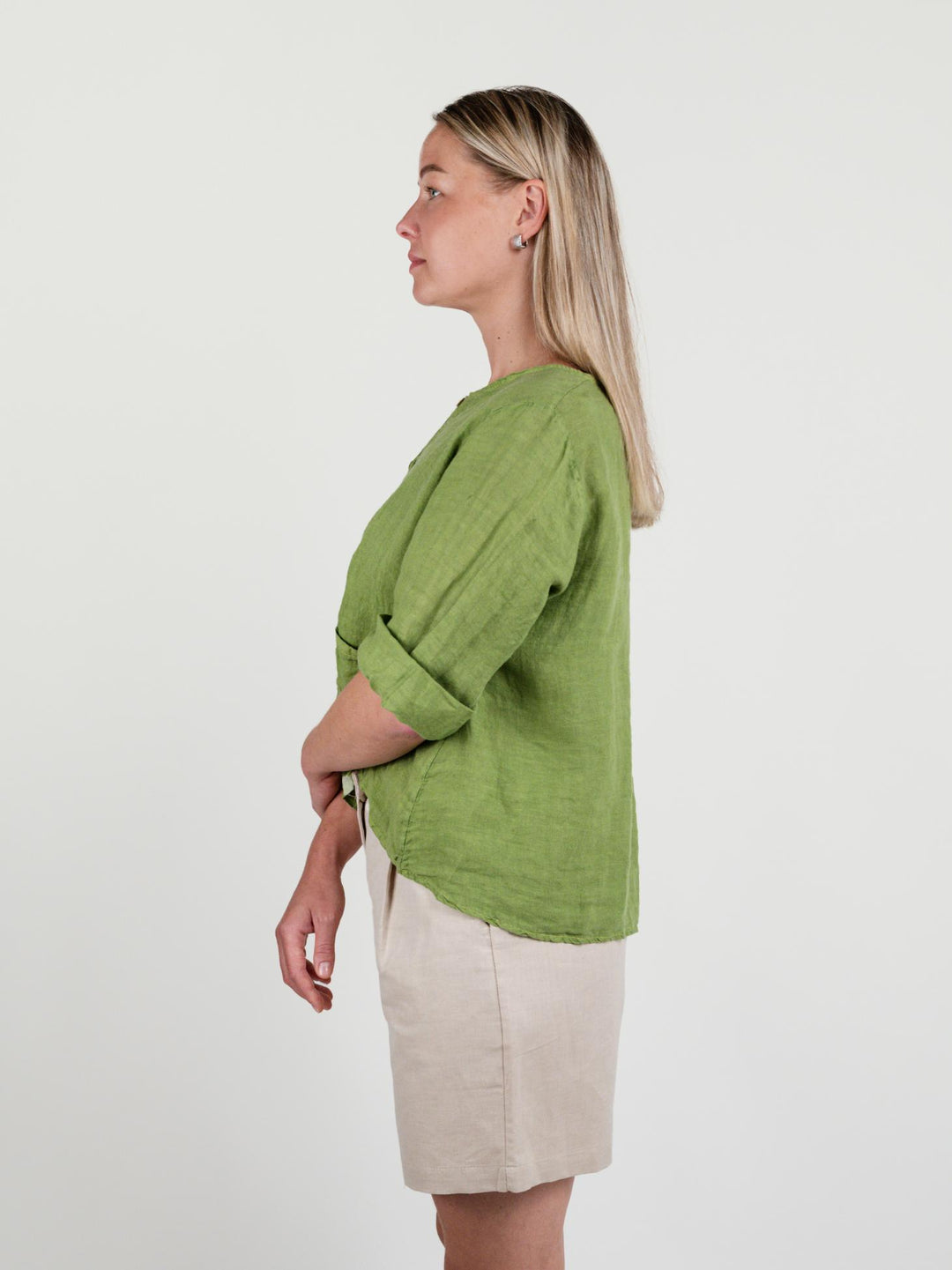 CAMICIA CON TASCHE IN LINO VERDE