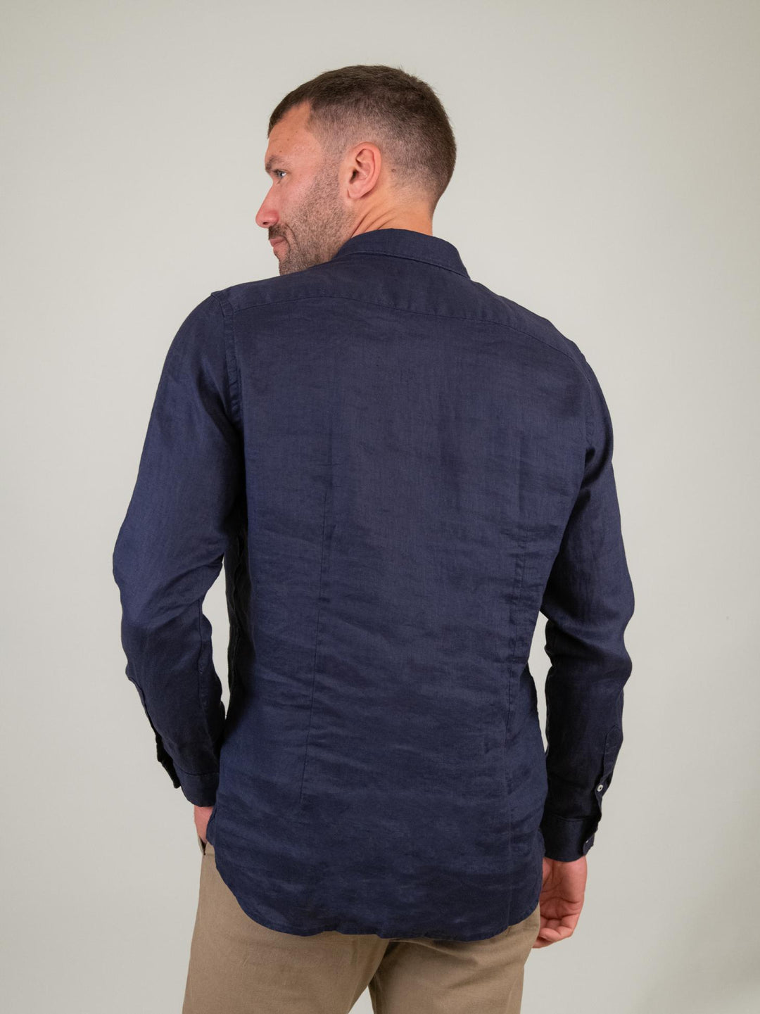 CAMICIA IN LINO BLU CON BOTTONI BIANCHI