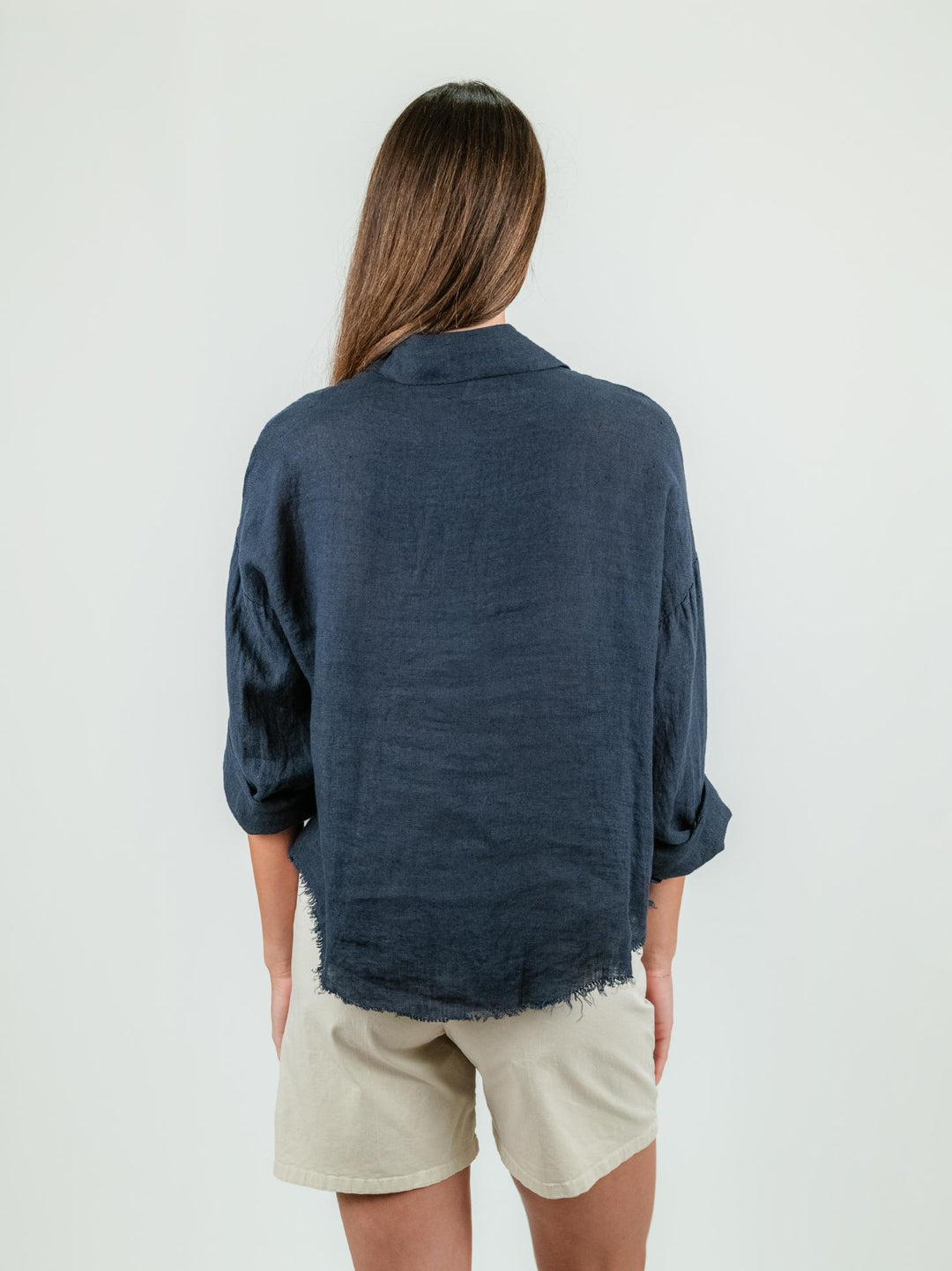 CAMICIA IN LINO BLU CON FONDO SFRANGIATO