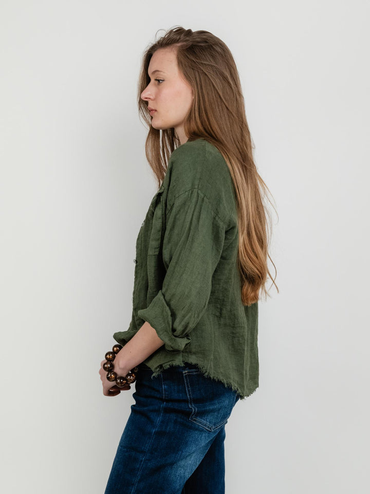 CAMICIA IN LINO VERDE SALVIA CON FONDO SFRANGIATO