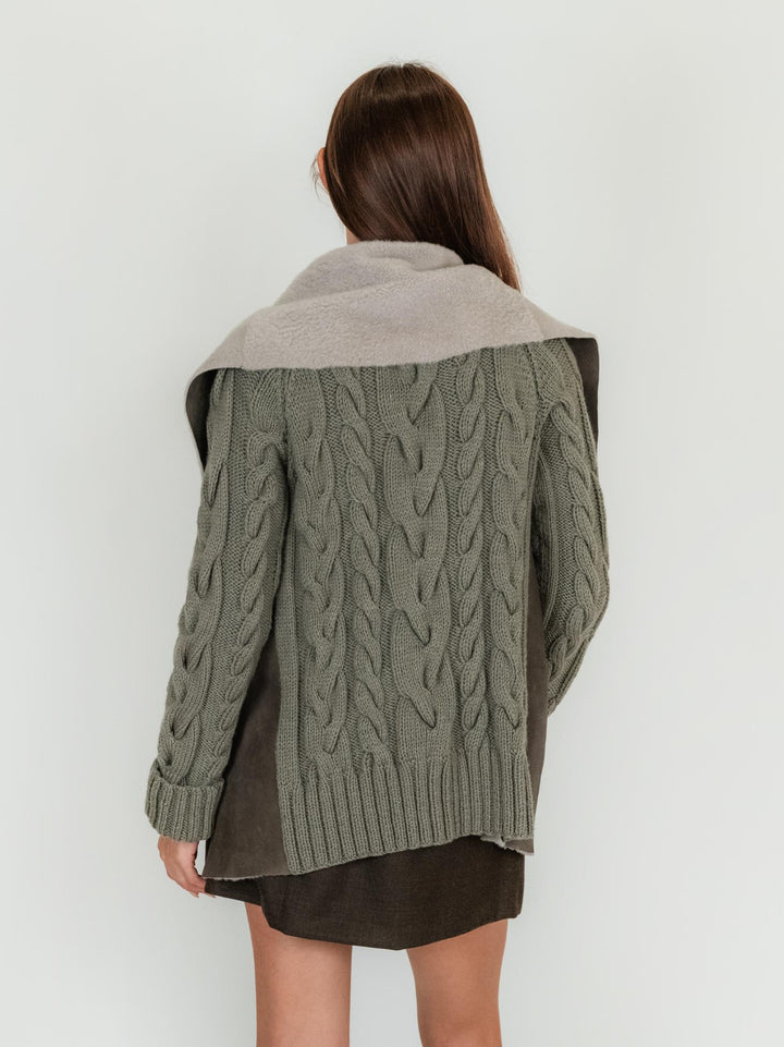 CAPPOTTO IN PELLE E MAGLIA CON TRECCE