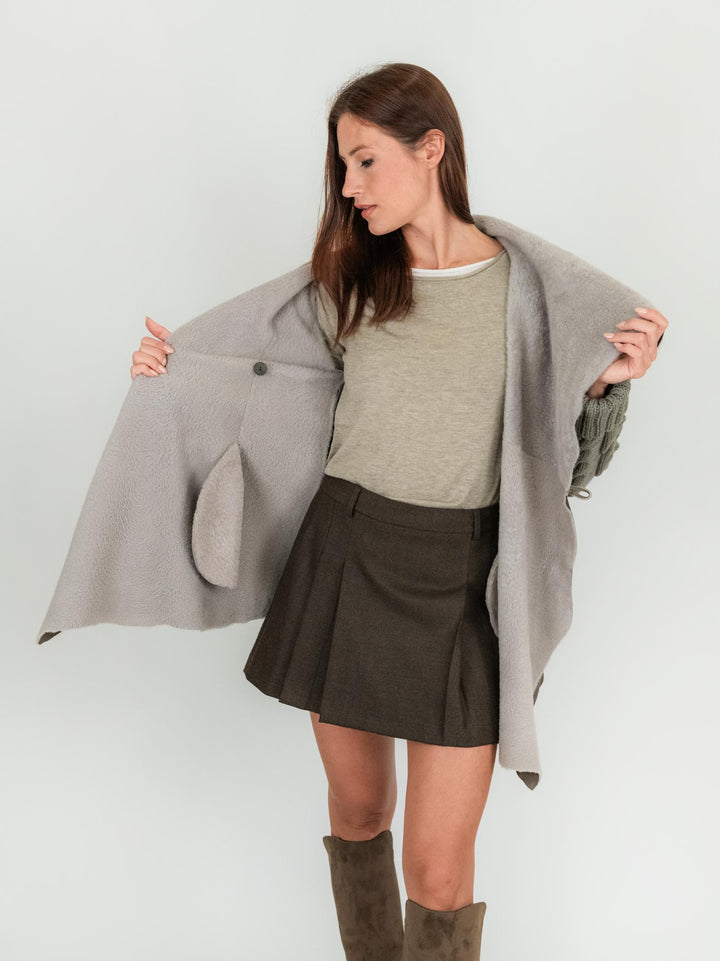 CAPPOTTO IN PELLE E MAGLIA CON TRECCE