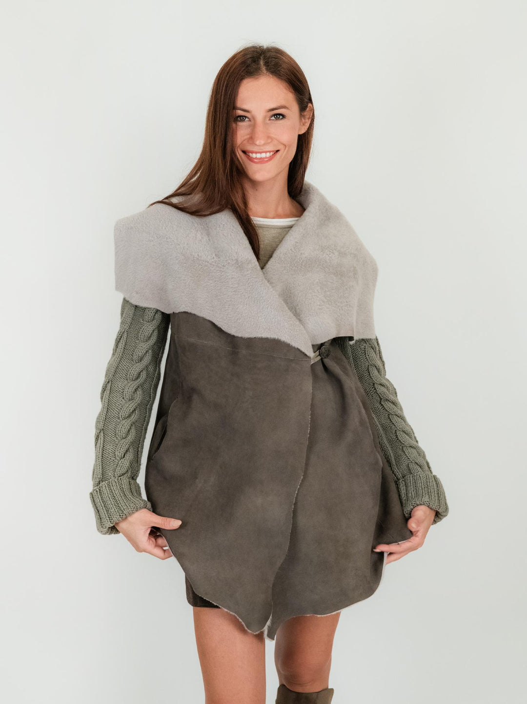 CAPPOTTO IN PELLE E MAGLIA CON TRECCE