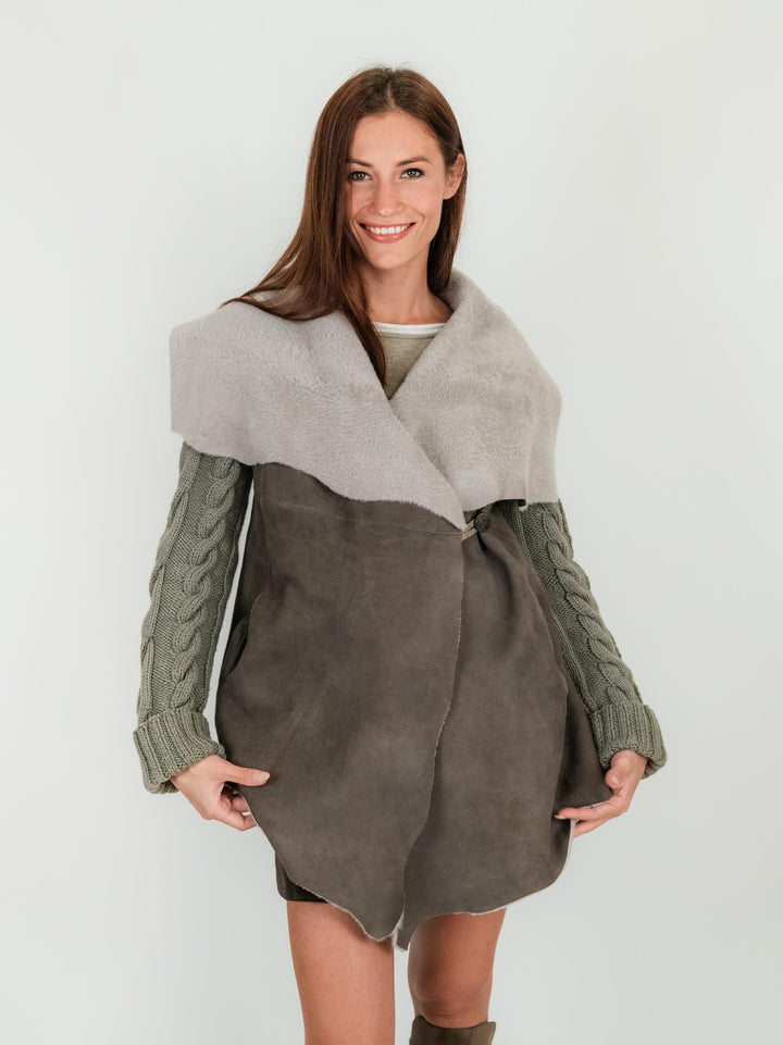 CAPPOTTO IN PELLE E MAGLIA CON TRECCE