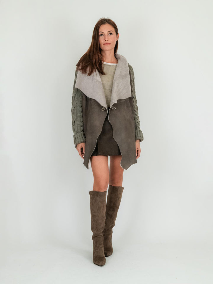 CAPPOTTO IN PELLE E MAGLIA CON TRECCE