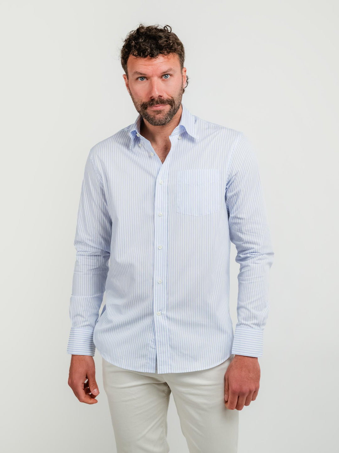 Camicia bottondown a righe bianche e azzurre