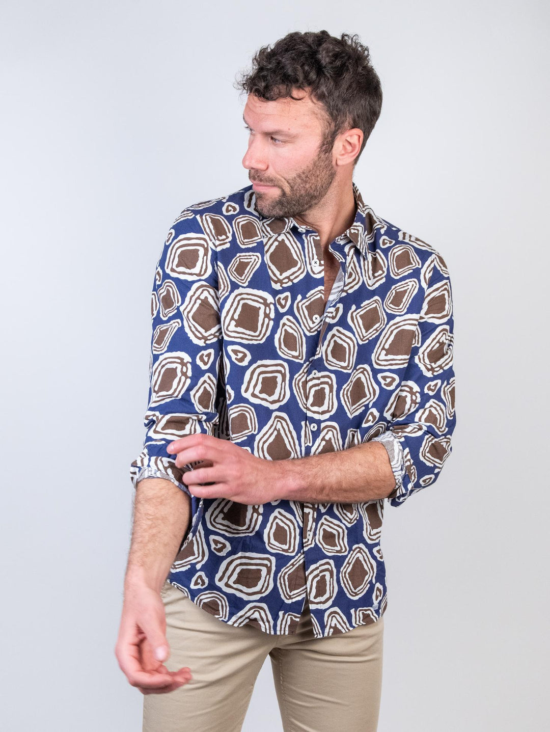 Camicia con stampa fantasia blu e marrone