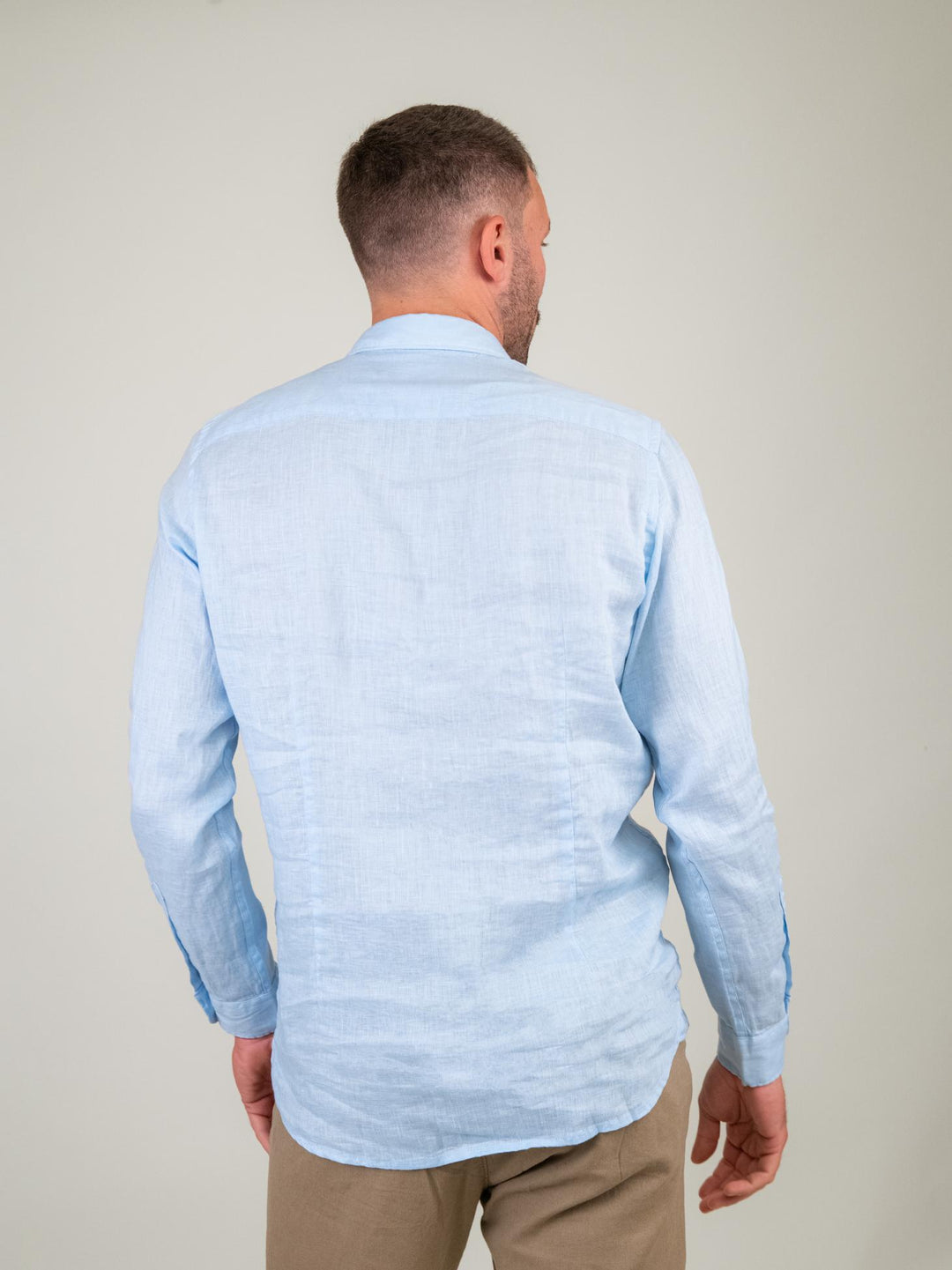 Camicia in lino azzurro chiaro